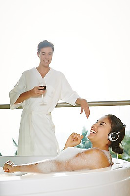 포토 JPG 서양인 외국인 백인 해외기획촬영 커플 여자 남자 행복 여유 2013년태국 커플라이프 와인잔 호텔 휴식 욕조 실내 서기 웃음 들기 사람 상반신 성인 두명 옆모습 30대 뷰티 와인 헤드폰 헤드셋 스파 목욕 거품 음악감상 욕실 마시기 가운 목욕가운 화장실 거품목욕 장년만 성인만 국내포토 라이프스타일 옷 감정 뷰포인트 음향기기 컨셉 술잔 관계 모션 숙소 주류 표정 인종 내부 장년 청결 감상 파일형식