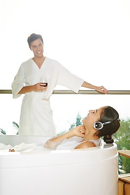 포토 JPG 서양인 외국인 백인 해외기획촬영 커플 여자 남자 행복 여유 2013년태국 커플라이프 와인잔 호텔 휴식 욕조 실내 서기 웃음 들기 사람 상반신 성인 두명 옆모습 30대 뷰티 와인 헤드폰 헤드셋 스파 목욕 거품 음악감상 욕실 마시기 가운 목욕가운 화장실 거품목욕 장년만 성인만 국내포토 라이프스타일 옷 감정 뷰포인트 음향기기 컨셉 술잔 관계 모션 숙소 주류 표정 인종 내부 장년 청결 감상 파일형식