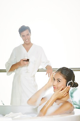 포토 JPG 서양인 외국인 백인 해외기획촬영 커플 여자 남자 행복 여유 2013년태국 커플라이프 와인잔 호텔 휴식 욕조 실내 서기 웃음 들기 사람 상반신 성인 두명 옆모습 30대 뷰티 와인 헤드폰 헤드셋 스파 목욕 거품 음악감상 욕실 마시기 가운 목욕가운 화장실 거품목욕 장년만 성인만 국내포토 라이프스타일 옷 감정 뷰포인트 음향기기 컨셉 술잔 관계 모션 숙소 주류 표정 인종 내부 장년 청결 감상 파일형식