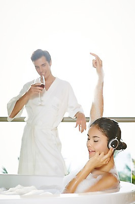 포토 JPG 서양인 외국인 백인 해외기획촬영 커플 여자 남자 행복 여유 2013년태국 커플라이프 와인잔 호텔 휴식 욕조 실내 서기 웃음 들기 사람 상반신 성인 두명 옆모습 30대 뷰티 와인 헤드폰 헤드셋 스파 목욕 거품 음악감상 욕실 마시기 가운 목욕가운 화장실 거품목욕 장년만 성인만 국내포토 라이프스타일 옷 감정 뷰포인트 음향기기 컨셉 술잔 관계 모션 숙소 주류 표정 인종 내부 장년 청결 감상 파일형식