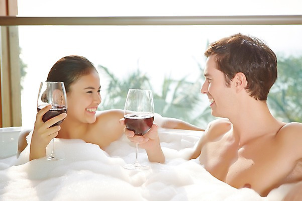 포토 JPG 서양인 외국인 백인 해외기획촬영 커플 여자 남자 행복 여유 2013년태국 커플라이프 와인잔 호텔 휴식 욕조 실내 웃음 들기 사람 상반신 성인 두명 아웃포커스 30대 뷰티 마주보기 와인 스파 목욕 거품 욕실 화장실 거품목욕 장년만 성인만 국내포토 라이프스타일 감정 컨셉 술잔 관계 모션 숙소 주류 촬영기법 표정 인종 내부 장년 청결 파일형식