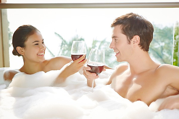 포토 JPG 서양인 외국인 백인 해외기획촬영 커플 여자 남자 행복 여유 2013년태국 커플라이프 와인잔 호텔 휴식 욕조 실내 웃음 들기 사람 상반신 성인 두명 아웃포커스 30대 뷰티 마주보기 와인 스파 목욕 거품 욕실 화장실 거품목욕 장년만 성인만 국내포토 라이프스타일 감정 컨셉 술잔 관계 모션 숙소 주류 촬영기법 표정 인종 내부 장년 청결 파일형식