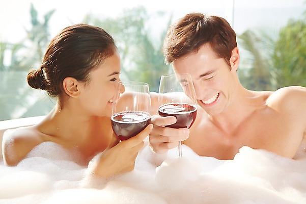포토 JPG 서양인 외국인 백인 해외기획촬영 커플 여자 남자 행복 여유 2013년태국 커플라이프 와인잔 호텔 휴식 욕조 실내 웃음 들기 사람 상반신 성인 두명 앞모습 아웃포커스 30대 뷰티 와인 눈감음 스파 목욕 거품 욕실 즐거움 화장실 거품목욕 장년만 성인만 국내포토 라이프스타일 감정 뷰포인트 컨셉 술잔 관계 모션 숙소 주류 촬영기법 표정 인종 내부 장년 청결 파일형식