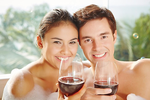 포토 JPG 서양인 외국인 백인 해외기획촬영 커플 여자 남자 행복 여유 2013년태국 커플라이프 와인잔 호텔 휴식 욕조 실내 웃음 들기 사람 상반신 성인 두명 앞모습 아웃포커스 30대 뷰티 와인 스파 목욕 거품 욕실 비눗방울 화장실 거품목욕 장년만 성인만 국내포토 라이프스타일 감정 뷰포인트 컨셉 술잔 관계 모션 숙소 주류 촬영기법 표정 인종 내부 장년 청결 파일형식