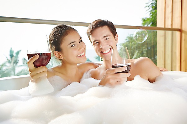 포토 JPG 서양인 외국인 백인 해외기획촬영 커플 여자 남자 행복 여유 2013년태국 커플라이프 와인잔 호텔 휴식 욕조 실내 웃음 들기 사람 상반신 성인 두명 앞모습 30대 뷰티 와인 스파 목욕 거품 욕실 비눗방울 즐거움 화장실 거품목욕 장년만 성인만 국내포토 라이프스타일 감정 뷰포인트 컨셉 술잔 관계 모션 숙소 주류 표정 인종 내부 장년 청결 파일형식