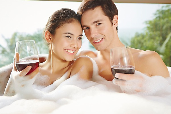 포토 JPG 서양인 외국인 백인 해외기획촬영 커플 여자 남자 행복 여유 2013년태국 커플라이프 와인잔 호텔 휴식 욕조 실내 웃음 들기 사람 상반신 성인 두명 앞모습 30대 뷰티 와인 스파 목욕 거품 욕실 화장실 거품목욕 장년만 성인만 국내포토 라이프스타일 감정 뷰포인트 컨셉 술잔 관계 모션 숙소 주류 표정 인종 내부 장년 청결 파일형식