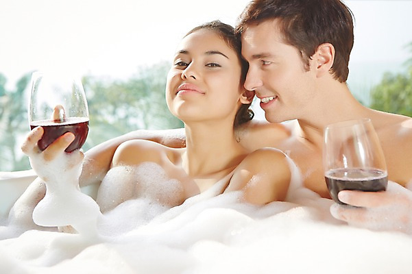 포토 JPG 서양인 외국인 백인 해외기획촬영 커플 여자 남자 행복 여유 2013년태국 커플라이프 와인잔 호텔 휴식 욕조 실내 웃음 들기 사람 상반신 성인 두명 앞모습 30대 뷰티 와인 스파 목욕 거품 욕실 화장실 거품목욕 장년만 성인만 국내포토 라이프스타일 감정 뷰포인트 컨셉 술잔 관계 모션 숙소 주류 표정 인종 내부 장년 청결 파일형식