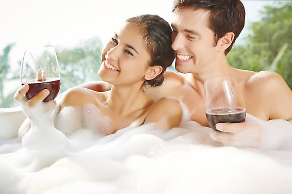 포토 JPG 서양인 외국인 백인 해외기획촬영 커플 여자 남자 행복 여유 2013년태국 커플라이프 와인잔 호텔 휴식 욕조 실내 웃음 들기 사람 상반신 성인 두명 앞모습 30대 뷰티 와인 스파 목욕 거품 욕실 즐거움 화장실 거품목욕 장년만 성인만 국내포토 라이프스타일 감정 뷰포인트 컨셉 술잔 관계 모션 숙소 주류 표정 인종 내부 장년 청결 파일형식