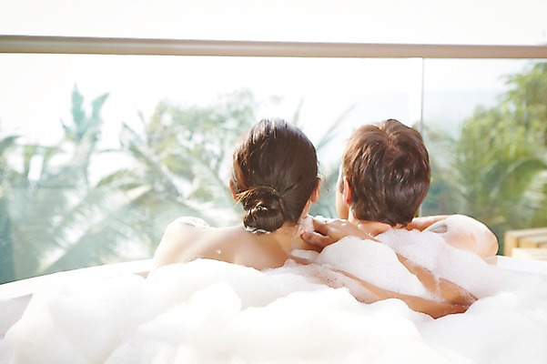 포토 JPG 서양인 외국인 백인 해외기획촬영 커플 여자 남자 행복 여유 2013년태국 커플라이프 호텔 휴식 욕조 실내 사람 상반신 성인 두명 뒷모습 30대 뷰티 스파 목욕 거품 욕실 화장실 거품목욕 장년만 성인만 국내포토 라이프스타일 감정 뷰포인트 컨셉 관계 숙소 인종 내부 장년 청결 파일형식