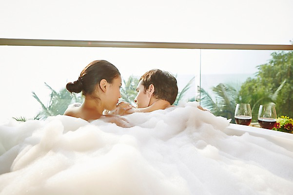 포토 JPG 서양인 외국인 식물 백인 해외기획촬영 커플 여자 남자 꽃 행복 여유 2013년태국 커플라이프 와인잔 호텔 휴식 욕조 실내 사람 상반신 성인 두명 뒷모습 30대 뷰티 와인 스파 목욕 거품 욕실 화장실 거품목욕 장년만 성인만 국내포토 라이프스타일 감정 뷰포인트 컨셉 술잔 관계 숙소 주류 인종 내부 장년 청결 파일형식