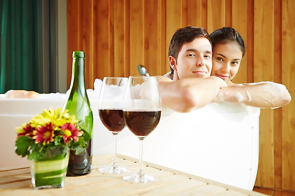 포토 JPG 서양인 외국인 식물 백인 해외기획촬영 커플 여자 남자 꽃 행복 여유 2013년태국 커플라이프 와인잔 탁자 호텔 휴식 욕조 실내 웃음 사람 상반신 성인 두명 옆모습 30대 뷰티 와인 스파 목욕 거품 욕실 병 와인병 화장실 거품목욕 장년만 성인만 국내포토 라이프스타일 식기 감정 뷰포인트 가구 컨셉 술잔 관계 숙소 병_용기 주류 표정 인종 내부 장년 청결 파일형식
