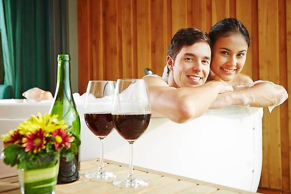 포토 JPG 서양인 외국인 식물 백인 해외기획촬영 커플 여자 남자 꽃 행복 여유 2013년태국 커플라이프 와인잔 탁자 호텔 휴식 욕조 실내 웃음 사람 상반신 성인 두명 옆모습 30대 뷰티 와인 스파 목욕 거품 욕실 병 와인병 화장실 거품목욕 장년만 성인만 국내포토 라이프스타일 식기 감정 뷰포인트 가구 컨셉 술잔 관계 숙소 병_용기 주류 표정 인종 내부 장년 청결 파일형식