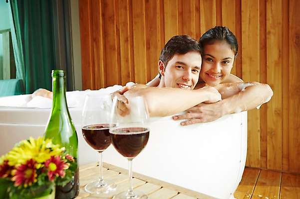 포토 JPG 서양인 외국인 식물 백인 해외기획촬영 커플 여자 남자 꽃 행복 여유 2013년태국 커플라이프 와인잔 탁자 호텔 휴식 욕조 실내 웃음 사람 상반신 성인 두명 옆모습 30대 뷰티 와인 스파 목욕 거품 욕실 병 와인병 화장실 거품목욕 장년만 성인만 국내포토 라이프스타일 식기 감정 뷰포인트 가구 컨셉 술잔 관계 숙소 병_용기 주류 표정 인종 내부 장년 청결 파일형식