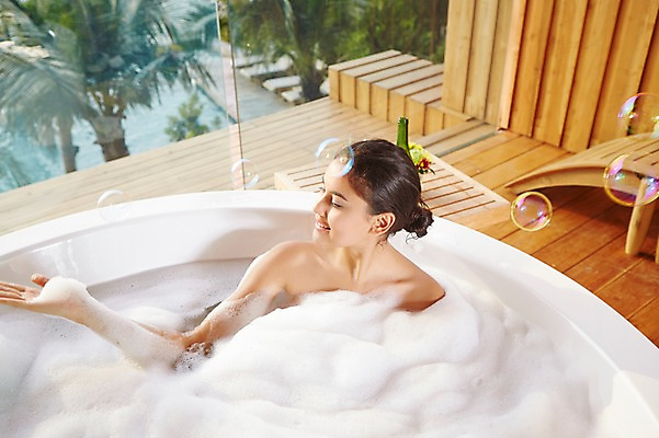 포토 JPG 서양인 외국인 해외기획촬영 여자 행복 여유 2013년태국 호텔 휴식 욕조 실내 한명 웃음 사람 앉기 상반신 성인 30대 뷰티 스파 목욕 거품 욕실 비눗방울 몸매 피부관리 화장실 거품목욕 의료성형뷰티 성인여자한명만 장년만 장년여자만 장년여자한명만 국내포토 1 감정 컨셉 모션 숙소 표정 인종 내부 장년 청결 여자만 여자한명만 성인여자만 성인만 파일형식