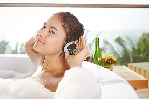 포토 JPG 서양인 외국인 식물 해외기획촬영 여자 꽃 행복 여유 2013년태국 와인잔 탁자 호텔 휴식 욕조 실내 한명 웃음 사람 상반신 성인 옆모습 아웃포커스 30대 뷰티 와인 헤드폰 헤드셋 스파 목욕 거품 음악감상 욕실 병 피부관리 화장실 거품목욕 의료성형뷰티 성인여자한명만 장년만 장년여자만 장년여자한명만 국내포토 1 식기 감정 뷰포인트 음향기기 가구 컨셉 술잔 숙소 주류 촬영기법 표정 인종 내부 장년 청결 감상 여자만 여자한명만 성인여자만 성인만 파일형식