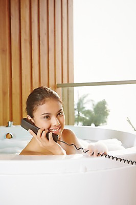 포토 JPG 서양인 외국인 해외기획촬영 여자 행복 여유 2013년태국 호텔 휴식 욕조 실내 한명 웃음 들기 사람 상반신 성인 30대 뷰티 스파 목욕 거품 욕실 전화기 수화기 화장실 거품목욕 통화 의료성형뷰티 성인여자한명만 장년만 장년여자만 장년여자한명만 국내포토 1 감정 컨셉 모션 숙소 표정 인종 내부 장년 청결 여자만 여자한명만 성인여자만 성인만 파일형식