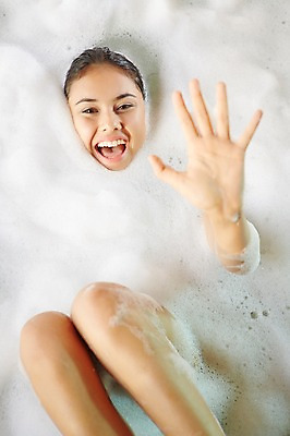 포토 JPG 서양인 외국인 해외기획촬영 여자 행복 여유 2013년태국 호텔 휴식 욕조 실내 한명 웃음 사람 손짓 성인 30대 하이앵글 뷰티 스파 목욕 거품 욕실 즐거움 화장실 거품목욕 의료성형뷰티 성인여자한명만 장년만 장년여자만 장년여자한명만 국내포토 1 감정 뷰포인트 컨셉 모션 숙소 표정 인종 내부 장년 청결 여자만 여자한명만 성인여자만 성인만 파일형식