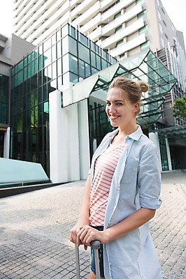 포토 JPG 주간 서양인 외국인 백인 해외기획촬영 우먼라이프 여자 여유 2013년태국 여행 가방 호텔 리조트 휴가 휴식 한명 서기 웃음 사람 빌딩 상반신 20대 성인 야외 건물 앞모습 옆모습 캐리어 여행가방 청년만 청년여자만 청년여자한명만 성인여자한명만 국내포토 자연요소 1 라이프스타일 건축물 잡화 감정 뷰포인트 컨셉 모션 숙소 표정 인종 청년 여자만 여자한명만 성인여자만 성인만 파일형식