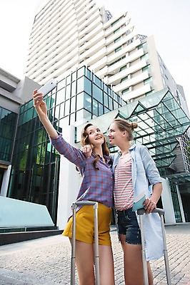 포토 JPG 주간 서양인 외국인 백인 해외기획촬영 우먼라이프 여자 여유 2013년태국 여행 포즈 가방 호텔 리조트 어깨동무 휴가 휴식 서기 들기 사람 빌딩 20대 성인 야외 두명 건물 앞모습 친구 스마트폰 캐리어 여행가방 사진촬영 셀프카메라 여권 여자만 성인여자만 청년만 청년여자만 성인만 국내포토 자연요소 라이프스타일 건축물 잡화 감정 뷰포인트 컨셉 관계 모션 숙소 인종 청년 핸드폰 스마트기기 촬영 파일형식