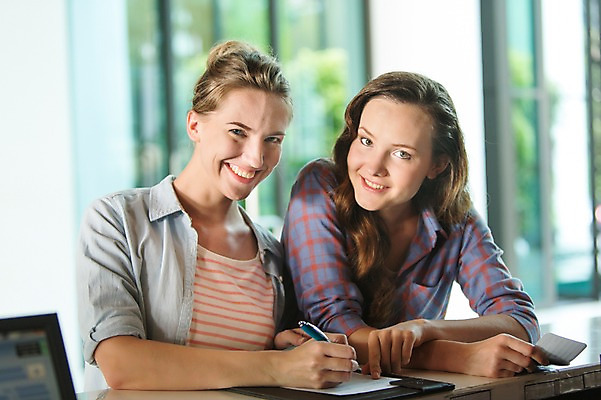 포토 JPG 서양인 외국인 백인 해외기획촬영 우먼라이프 여자 여유 2013년태국 여행 호텔 리조트 휴가 휴식 실내 웃음 들기 사람 상반신 20대 성인 두명 아웃포커스 친구 펜 복도 프런트 여권 체크인 여자만 성인여자만 청년만 청년여자만 성인만 국내포토 라이프스타일 감정 컨셉 관계 모션 숙소 촬영기법 표정 인종 청년 내부 필기구 파일형식