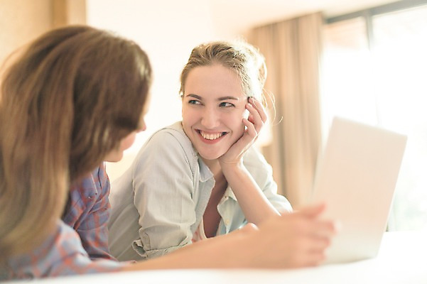포토 JPG 서양인 외국인 백인 해외기획촬영 우먼라이프 여자 여유 엎드리기 2013년태국 여행 호텔 리조트 휴가 휴식 실내 웃음 사람 상반신 20대 성인 두명 옆모습 아웃포커스 친구 노트북 눕기 마주보기 턱괴기 침대 웹서핑 검색 여자만 성인여자만 청년만 청년여자만 성인만 국내포토 라이프스타일 감정 뷰포인트 가구 컨셉 관계 모션 숙소 촬영기법 표정 인종 청년 내부 전자제품 파일형식