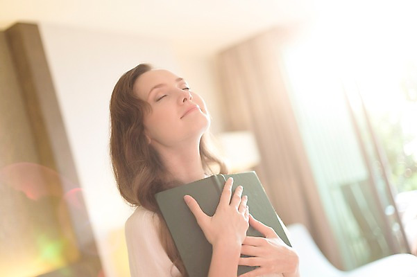 포토 JPG 서양인 외국인 백인 해외기획촬영 우먼라이프 여자 여유 2013년태국 여행 호텔 리조트 휴가 휴식 실내 한명 들기 사람 상반신 20대 성인 옆모습 아웃포커스 책 독서 눈감음 청년만 청년여자만 청년여자한명만 성인여자한명만 국내포토 1 라이프스타일 감정 뷰포인트 컨셉 모션 숙소 촬영기법 인종 청년 내부 여자만 여자한명만 성인여자만 성인만 파일형식