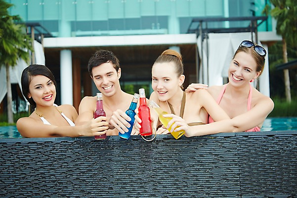 포토 JPG 주간 서양인 외국인 백인 해외기획촬영 여자 남자 수영복 음료 2013년태국 여행 물놀이 휴가 수영장 웃음 들기 사람 여러명 상반신 20대 성인 야외 앞모습 친구 여름휴가 바캉스 비키니 선글라스 섹시 풀장 칵테일 병 즐거움 청년만 성인만 국내포토 자연요소 식기 옷 감정 안경 뷰포인트 다수 컨셉 관계 모션 놀이 주류 표정 인종 청년 파일형식 여름_계절