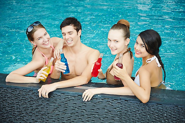 포토 JPG 주간 서양인 외국인 백인 해외기획촬영 여자 남자 수영복 음료 2013년태국 여행 물놀이 휴가 수영장 웃음 들기 사람 여러명 상반신 20대 성인 야외 앞모습 친구 여름휴가 바캉스 비키니 선글라스 섹시 풀장 칵테일 병 즐거움 청년만 성인만 국내포토 자연요소 식기 옷 감정 안경 뷰포인트 다수 컨셉 관계 모션 놀이 주류 표정 인종 청년 파일형식 여름_계절