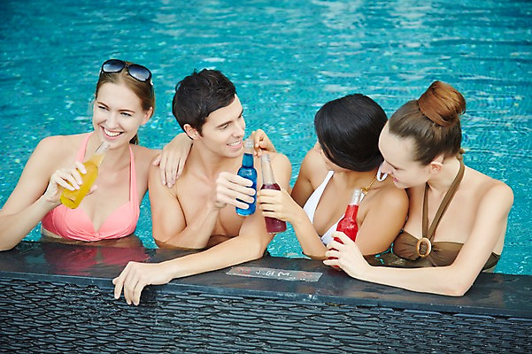 포토 JPG 주간 서양인 외국인 백인 해외기획촬영 여자 남자 수영복 음료 2013년태국 여행 물놀이 휴가 수영장 웃음 들기 사람 여러명 상반신 20대 성인 야외 앞모습 친구 여름휴가 바캉스 비키니 선글라스 섹시 마주보기 풀장 칵테일 병 즐거움 건배 청년만 성인만 국내포토 자연요소 식기 옷 감정 안경 뷰포인트 다수 컨셉 관계 모션 놀이 주류 표정 인종 청년 파일형식 여름_계절