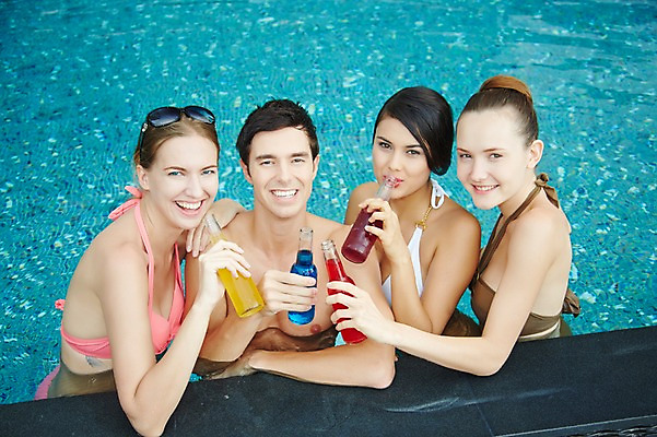 포토 JPG 주간 서양인 외국인 백인 해외기획촬영 여자 남자 수영복 음료 2013년태국 여행 물놀이 휴가 수영장 웃음 들기 사람 여러명 상반신 20대 성인 야외 앞모습 친구 여름휴가 바캉스 비키니 선글라스 섹시 풀장 마시기 칵테일 병 즐거움 청년만 성인만 국내포토 자연요소 식기 옷 감정 안경 뷰포인트 다수 컨셉 관계 모션 놀이 주류 표정 인종 청년 파일형식 여름_계절