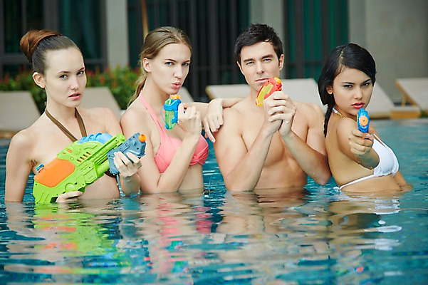 포토 JPG 주간 서양인 외국인 백인 해외기획촬영 여자 남자 수영복 2013년태국 여행 물놀이 휴가 수영장 들기 사람 여러명 상반신 20대 성인 야외 앞모습 친구 여름휴가 바캉스 비키니 장난감 섹시 풀장 즐거움 물총 물총놀이 물총싸움 청년만 성인만 국내포토 자연요소 옷 감정 뷰포인트 다수 컨셉 관계 모션 놀이 인종 청년 싸움 파일형식 여름_계절