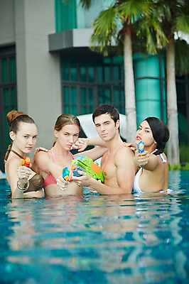 포토 JPG 주간 서양인 외국인 나무 식물 백인 해외기획촬영 여자 남자 수영복 2013년태국 여행 물놀이 휴가 수영장 들기 사람 여러명 상반신 20대 성인 야외 앞모습 친구 여름휴가 바캉스 비키니 야자수 장난감 섹시 풀장 즐거움 물총 물총놀이 물총싸움 청년만 성인만 국내포토 자연요소 옷 감정 뷰포인트 다수 컨셉 관계 모션 놀이 인종 청년 싸움 파일형식 여름_계절