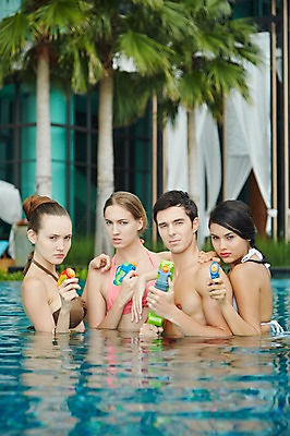 포토 JPG 주간 서양인 외국인 나무 식물 백인 해외기획촬영 여자 남자 수영복 2013년태국 여행 물놀이 휴가 수영장 들기 사람 여러명 상반신 20대 성인 야외 앞모습 친구 여름휴가 바캉스 비키니 야자수 장난감 섹시 풀장 즐거움 물총 물총놀이 물총싸움 청년만 성인만 국내포토 자연요소 옷 감정 뷰포인트 다수 컨셉 관계 모션 놀이 인종 청년 싸움 파일형식 여름_계절