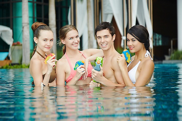 포토 JPG 주간 서양인 외국인 백인 해외기획촬영 여자 남자 수영복 2013년태국 여행 물놀이 휴가 수영장 웃음 들기 사람 여러명 상반신 20대 성인 야외 앞모습 친구 여름휴가 바캉스 비키니 장난감 섹시 풀장 즐거움 물총 물총놀이 물총싸움 청년만 성인만 국내포토 자연요소 옷 감정 뷰포인트 다수 컨셉 관계 모션 놀이 표정 인종 청년 싸움 파일형식 여름_계절