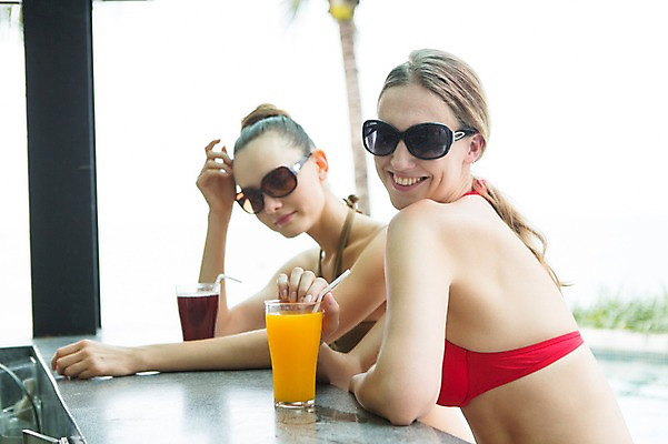 포토 JPG 주간 서양인 외국인 백인 해외기획촬영 여자 수영복 음료 2013년태국 여행 휴가 잔 수영장 빨대 웃음 사람 상반신 20대 성인 야외 두명 옆모습 아웃포커스 컵 여름휴가 바캉스 비키니 선글라스 섹시 풀장 주스 바 선술집 오렌지주스 즐거움 여자만 성인여자만 청년만 청년여자만 성인만 국내포토 자연요소 식기 옷 감정 안경 뷰포인트 컨셉 촬영기법 표정 인종 청년 술집 과일주스 파일형식 여름_계절