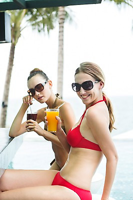 포토 JPG 주간 서양인 외국인 백인 해외기획촬영 여자 수영복 음료 2013년태국 여행 휴가 잔 수영장 빨대 웃음 들기 사람 앉기 상반신 20대 성인 야외 두명 옆모습 아웃포커스 컵 여름휴가 바캉스 비키니 선글라스 섹시 풀장 주스 바 선술집 오렌지주스 즐거움 여자만 성인여자만 청년만 청년여자만 성인만 국내포토 자연요소 식기 옷 감정 안경 뷰포인트 컨셉 모션 촬영기법 표정 인종 청년 술집 과일주스 파일형식 여름_계절