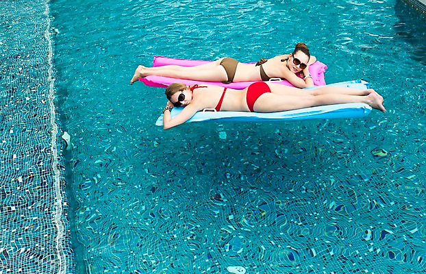 포토 JPG 주간 전신 서양인 외국인 백인 해외기획촬영 여자 수영복 엎드리기 2013년태국 여행 물놀이 휴가 휴식 수영장 사람 20대 성인 야외 두명 옆모습 여름휴가 바캉스 비키니 선글라스 눕기 섹시 풀장 선탠 즐거움 비치베드 튜브 여자만 성인여자만 청년만 청년여자만 성인만 국내포토 자연요소 옷 감정 안경 뷰포인트 컨셉 모션 놀이 인종 청년 파일형식 여름_계절