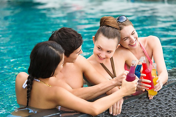 포토 JPG 주간 서양인 외국인 백인 해외기획촬영 여자 남자 수영복 음료 2013년태국 여행 물놀이 휴가 수영장 웃음 들기 사람 여러명 상반신 20대 성인 야외 친구 여름휴가 바캉스 선글라스 섹시 마주보기 풀장 칵테일 병 즐거움 청년만 성인만 국내포토 자연요소 식기 옷 감정 안경 다수 컨셉 관계 모션 놀이 주류 표정 인종 청년 파일형식 여름_계절