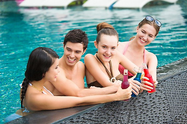 포토 JPG 주간 서양인 외국인 백인 해외기획촬영 여자 남자 수영복 음료 2013년태국 여행 물놀이 휴가 수영장 웃음 들기 사람 여러명 상반신 20대 성인 야외 친구 여름휴가 바캉스 선글라스 섹시 마주보기 풀장 칵테일 병 즐거움 청년만 성인만 국내포토 자연요소 식기 옷 감정 안경 다수 컨셉 관계 모션 놀이 주류 표정 인종 청년 파일형식 여름_계절