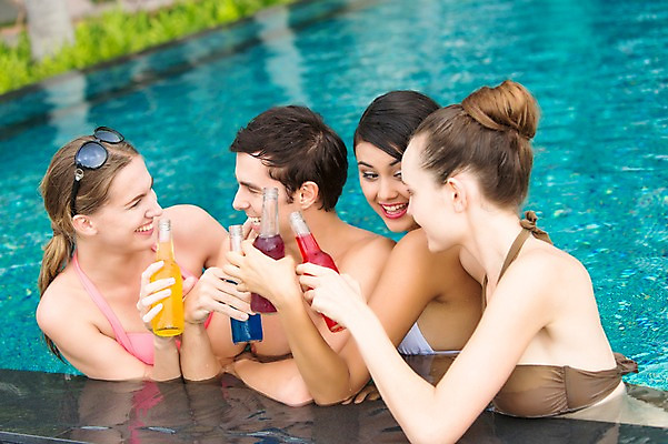 포토 JPG 주간 서양인 외국인 백인 해외기획촬영 여자 남자 수영복 음료 2013년태국 여행 물놀이 휴가 수영장 웃음 들기 사람 여러명 상반신 20대 성인 야외 친구 여름휴가 바캉스 선글라스 섹시 마주보기 풀장 칵테일 병 즐거움 청년만 성인만 국내포토 자연요소 식기 옷 감정 안경 다수 컨셉 관계 모션 놀이 주류 표정 인종 청년 파일형식 여름_계절