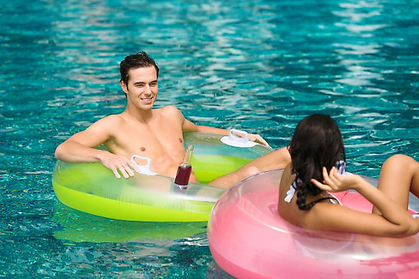 포토 JPG 주간 서양인 외국인 백인 해외기획촬영 커플 여자 남자 음료 2013년태국 여행 물놀이 휴가 수영장 웃음 사람 앉기 20대 성인 야외 두명 옆모습 여름휴가 바캉스 섹시 풀장 칵테일 병 즐거움 튜브 청년만 성인만 국내포토 자연요소 식기 감정 뷰포인트 컨셉 관계 모션 놀이 주류 표정 인종 청년 파일형식 여름_계절