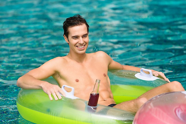 포토 JPG 주간 서양인 외국인 백인 해외기획촬영 남자 음료 2013년태국 여행 물놀이 휴가 수영장 한명 웃음 사람 앉기 20대 성인 야외 여름휴가 바캉스 섹시 풀장 칵테일 병 즐거움 튜브 청년만 청년남자만 청년남자한명만 성인남자한명만 국내포토 자연요소 1 식기 감정 컨셉 모션 놀이 주류 표정 인종 청년 남자만 남자한명만 성인남자만 성인만 파일형식 여름_계절
