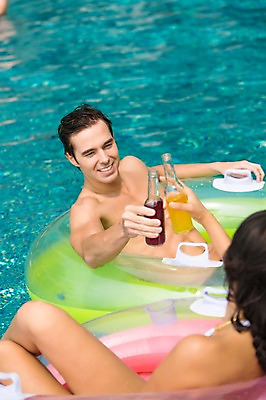 포토 JPG 주간 서양인 외국인 백인 해외기획촬영 커플 여자 남자 음료 2013년태국 여행 물놀이 휴가 수영장 웃음 들기 사람 앉기 20대 성인 야외 두명 여름휴가 바캉스 섹시 마주보기 풀장 칵테일 병 즐거움 건배 튜브 청년만 성인만 국내포토 자연요소 식기 감정 컨셉 관계 모션 놀이 주류 표정 인종 청년 파일형식 여름_계절