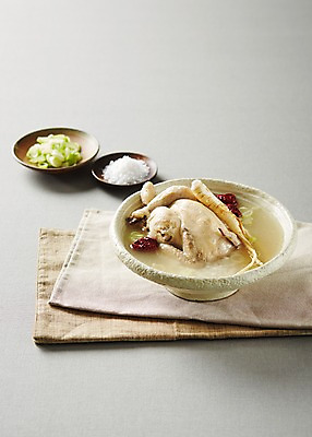 포토 JPG 스튜디오촬영 그릇 식기 한식 여름음식 실내 요리 사람없음 전통음식 인삼 탕 대추 소금 종지 보양식 삼계탕 파 조각보 제철음식 국내포토 전통 음식 채소 내부 보자기_천 삼 몸보신 제철 파일형식 여름_계절