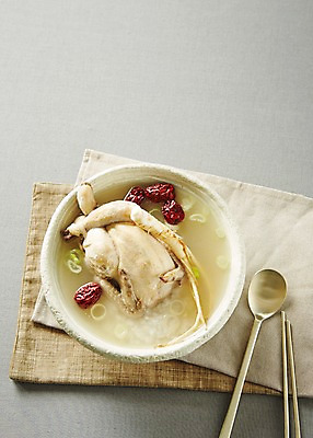 포토 JPG 스튜디오촬영 그릇 식기 한식 음식 젓가락 여름음식 수저 실내 요리 사람없음 하이앵글 숟가락 전통음식 직물 닭 인삼 대추 보양식 삼계탕 파 조각보 플랫레이 제철음식 국내포토 전통 뷰포인트 채소 조류 내부 보자기_천 삼 플랫 몸보신 제철 파일형식 여름_계절