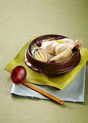 포토 JPG 스튜디오촬영 그릇 식기 한식 음식 여름음식 실내 요리 사람없음 전통음식 직물 닭 천 국자 뚝배기 대추 보양식 전복 삼계탕 파 조각보 제철음식 국내포토 전통 채소 조류 주방용품 어패류 내부 보자기_천 몸보신 제철 파일형식 여름_계절