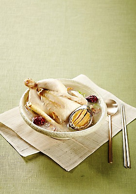 포토 JPG 스튜디오촬영 그릇 식기 한식 음식 젓가락 여름음식 수저 실내 요리 사람없음 아웃포커스 숟가락 전통음식 직물 닭 대추 보양식 전복 삼계탕 파 조각보 제철음식 국내포토 전통 채소 조류 어패류 촬영기법 내부 보자기_천 몸보신 제철 파일형식 여름_계절