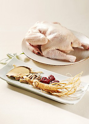 포토 JPG 스튜디오촬영 접시 한식 음식 식재료 재료 여름음식 실내 요리 사람없음 아웃포커스 전통음식 닭 인삼 대추 보양식 삼계탕 황기 제철음식 국내포토 전통 식기 조류 촬영기법 내부 한약재 삼 몸보신 제철 파일형식 여름_계절