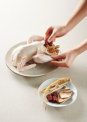 포토 JPG 스튜디오촬영 식기 접시 손 한식 음식 식재료 재료 여름음식 실내 요리 한명 들기 신체부위 전통음식 양손 닭 인삼 대추 보양식 삼계탕 넣기 황기 제철음식 국내포토 1 전통 모션 조류 사람 내부 한약재 삼 몸보신 제철 파일형식 여름_계절