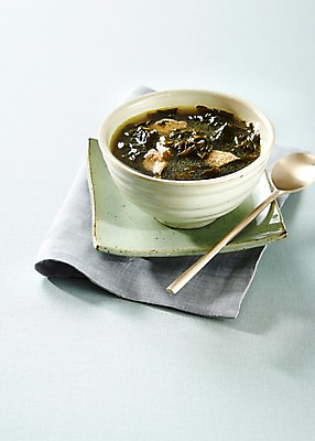 포토 JPG 스튜디오촬영 그릇 식기 접시 한식 음식 실내 육류 요리 사람없음 아웃포커스 숟가락 전통음식 매트 직물 받침대 국 보양식 미역 미역국 국내포토 전통 식재료 촬영기법 수저 내부 해조류 몸보신 파일형식